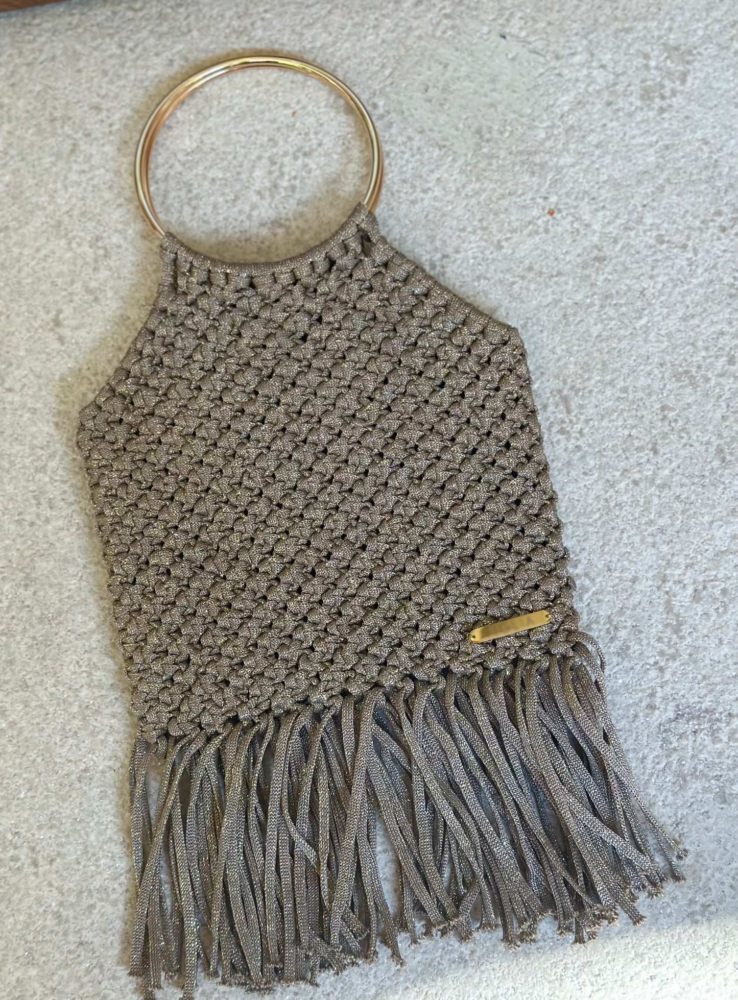 Cartera Maniglia beige brillante flecos