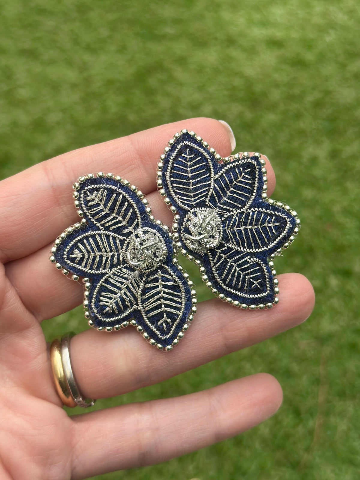 Aro Ricamo hojas azul plata