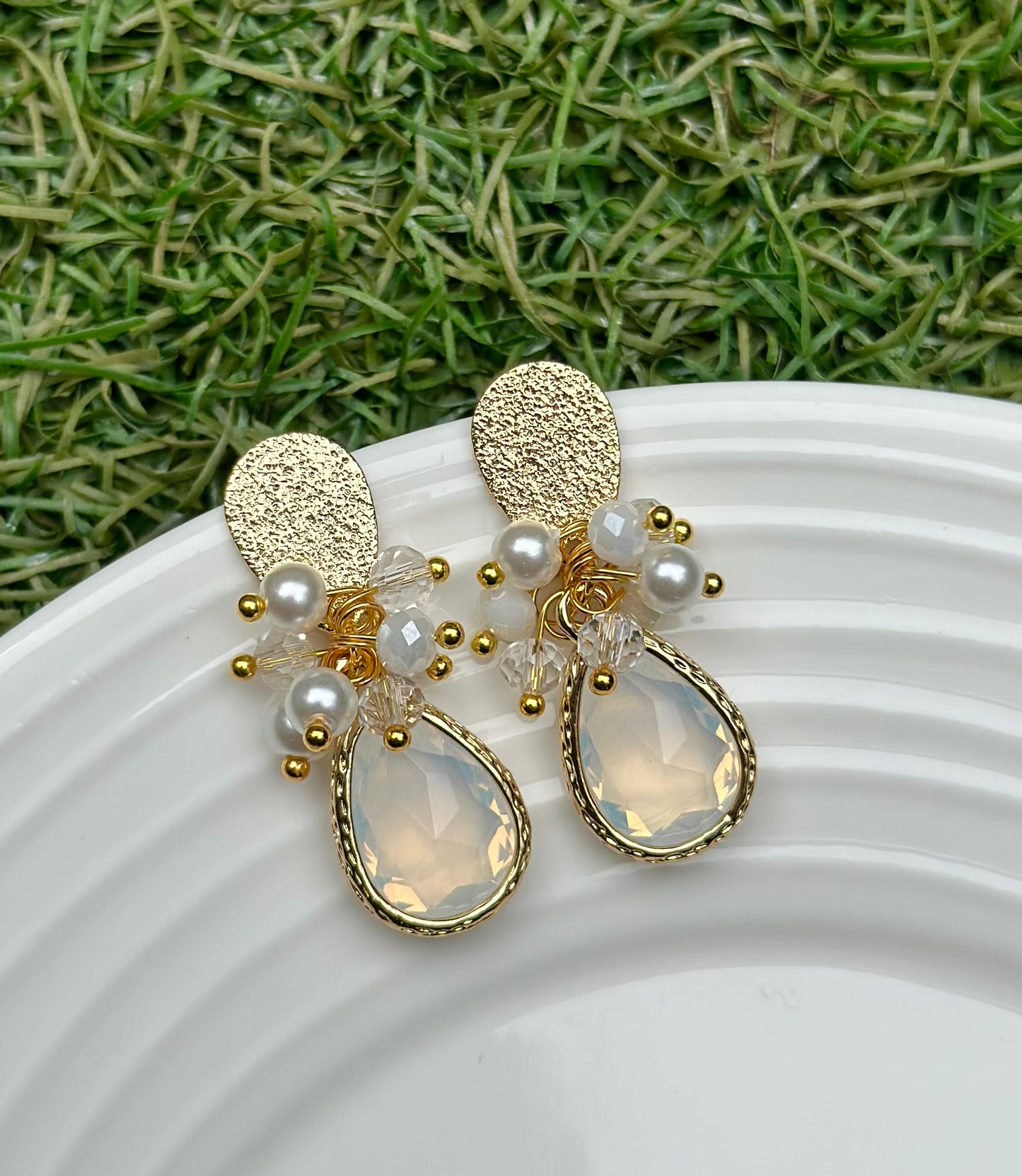 Aro Lori blanco y dorado