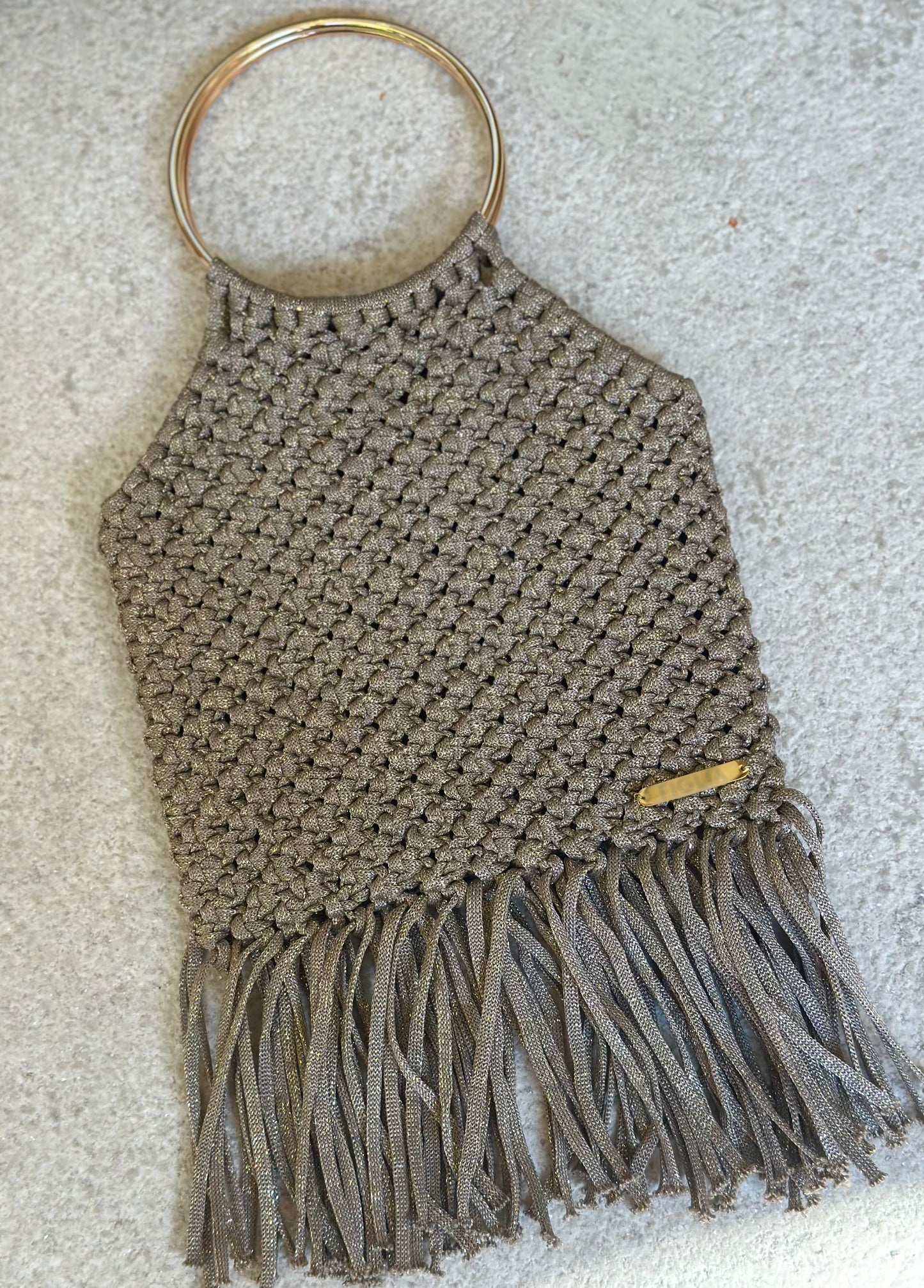 Cartera Maniglia beige brillante flecos