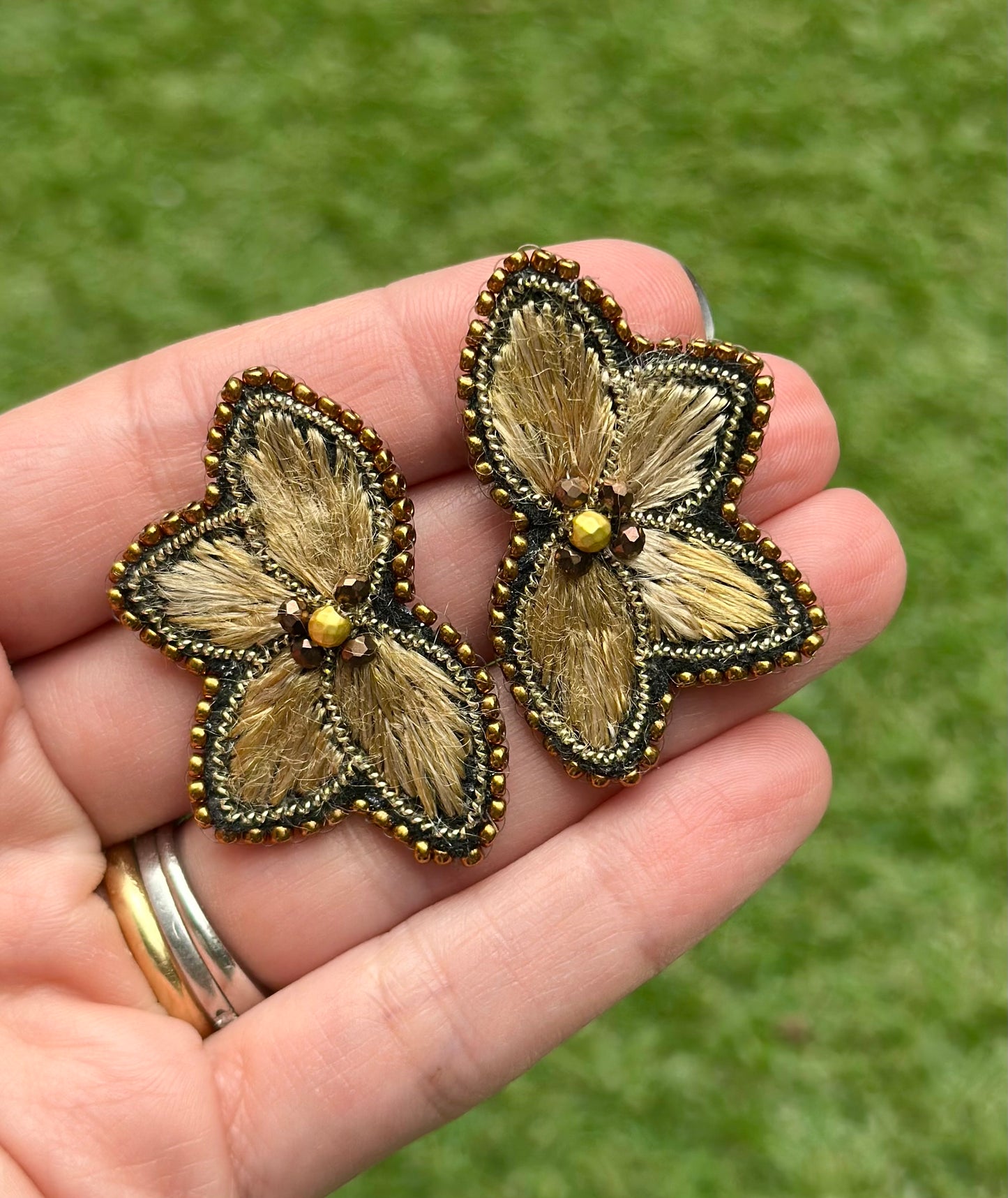 Aro Ricamo flor seda dorado
