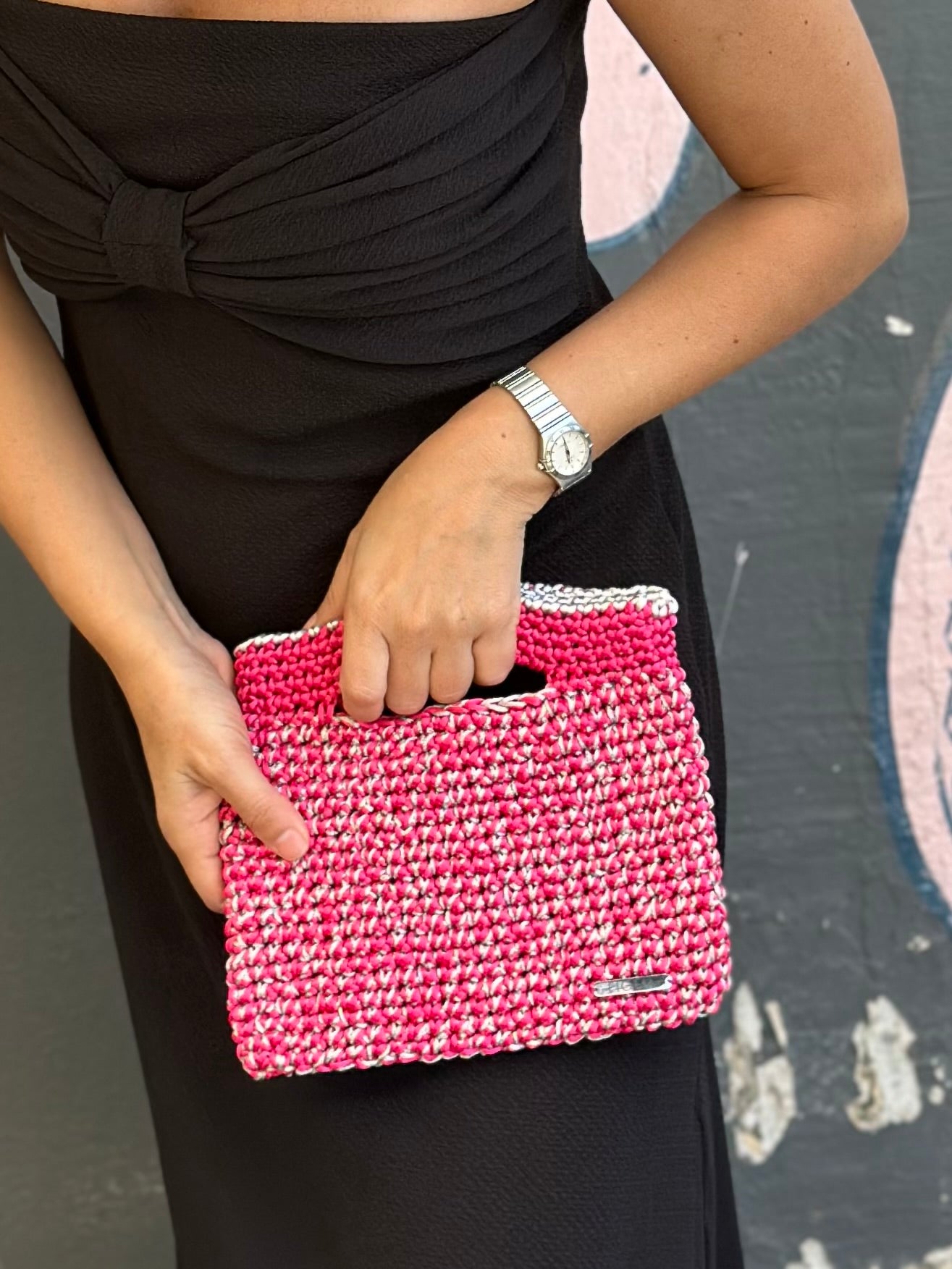 Cartera Aura plata y fucsia